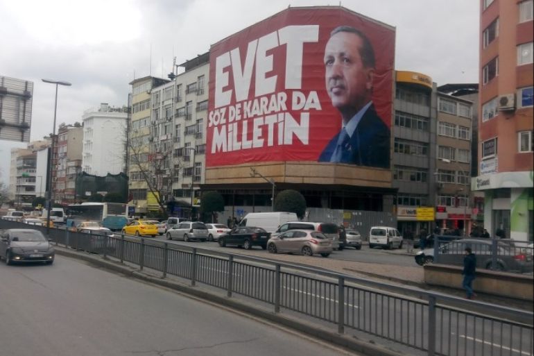 لافتة ضخمة في مدينة اسطنبول تدعو للتصويت بنعم في استفتاء التعديلات الدستورية.