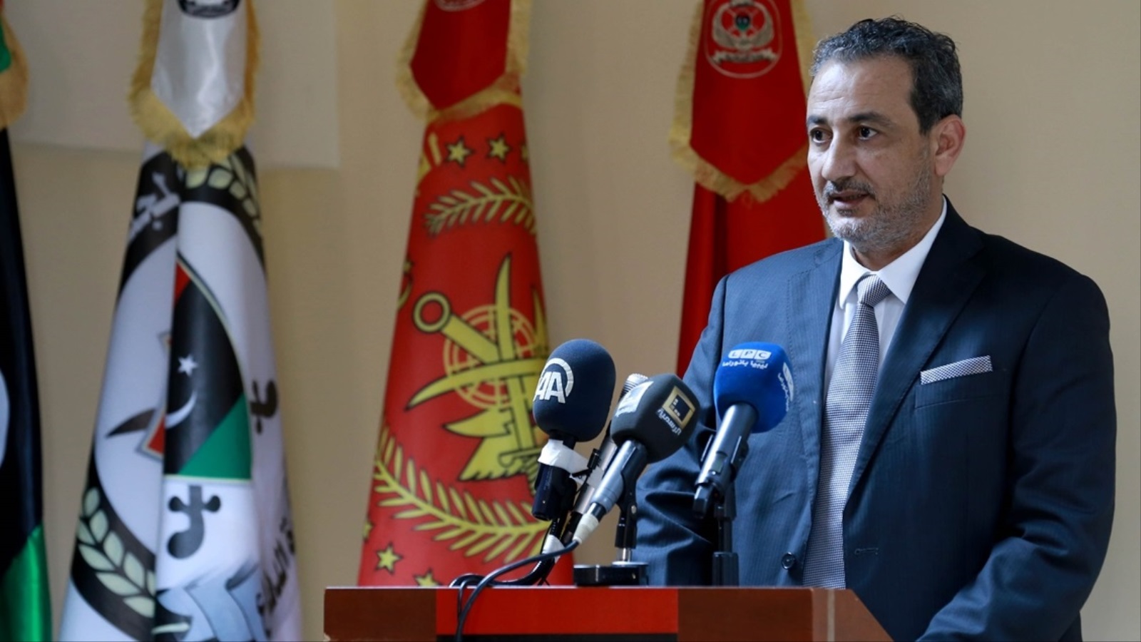 ‪وزير الدفاع بحكومة الوفاق في ليبيا أوقف عن العمل بسبب هجوم على قاعدة عسكرية جوية جنوبي البلاد‬ (الأناضول)