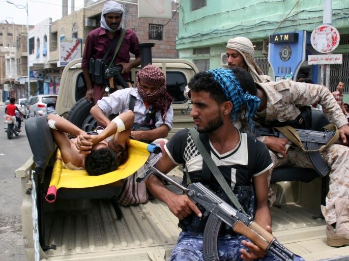 Pro-government fighters rush a comrade to the hospital on the back of a truck after he was injured in clashes with Houthi fighters in southwestern city of Taiz, Yemen May 25, 2017. REUTERS/Anees Mahyoub
