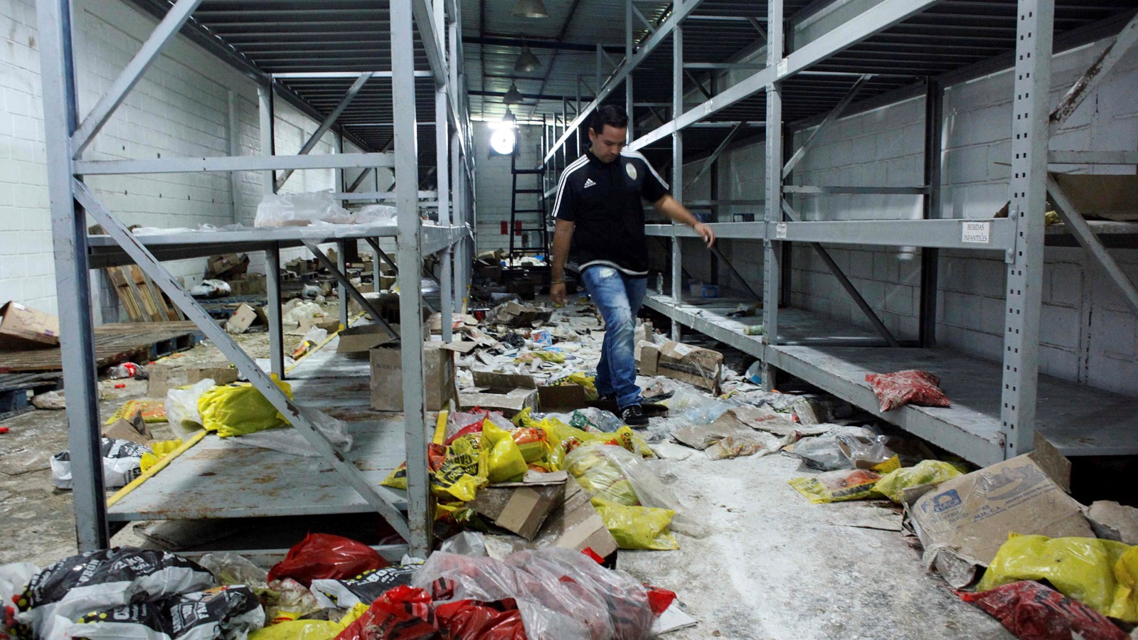 آثار تخريب أحد المحلات التجارية بمدينة سان كريستوبال 