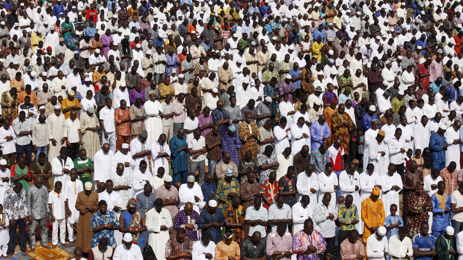 المسلمون في بوركينا فاسو يؤدون صلاة عيد الأضحى عام 2015  (رويترز)