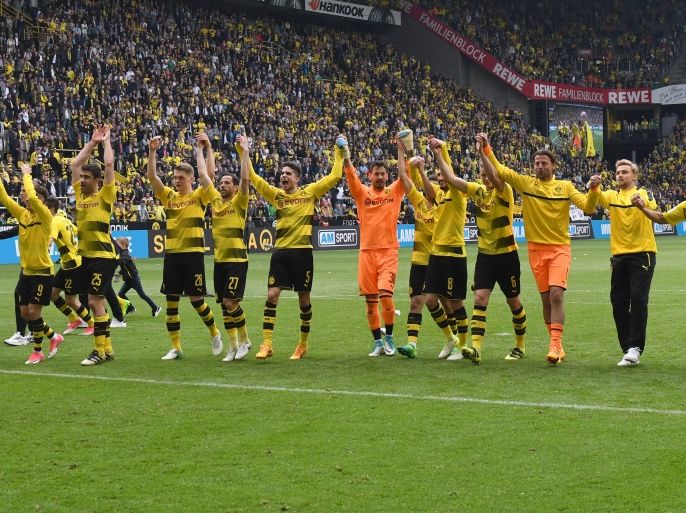 epa05976881 Dortmund's players celebrate after winning the German Bundesliga soccer match between Borussia Dortmund and Werder Bremen in Dortmund, Germany, 20 May 2017. EPA/DAVID HECKER (EMBARGO CONDITIONS - ATTENTION: Due to the accreditation guidlines, the DFL only permits the publication and utilisation of up to 15 pictures per match on the internet and in online media during the match.)