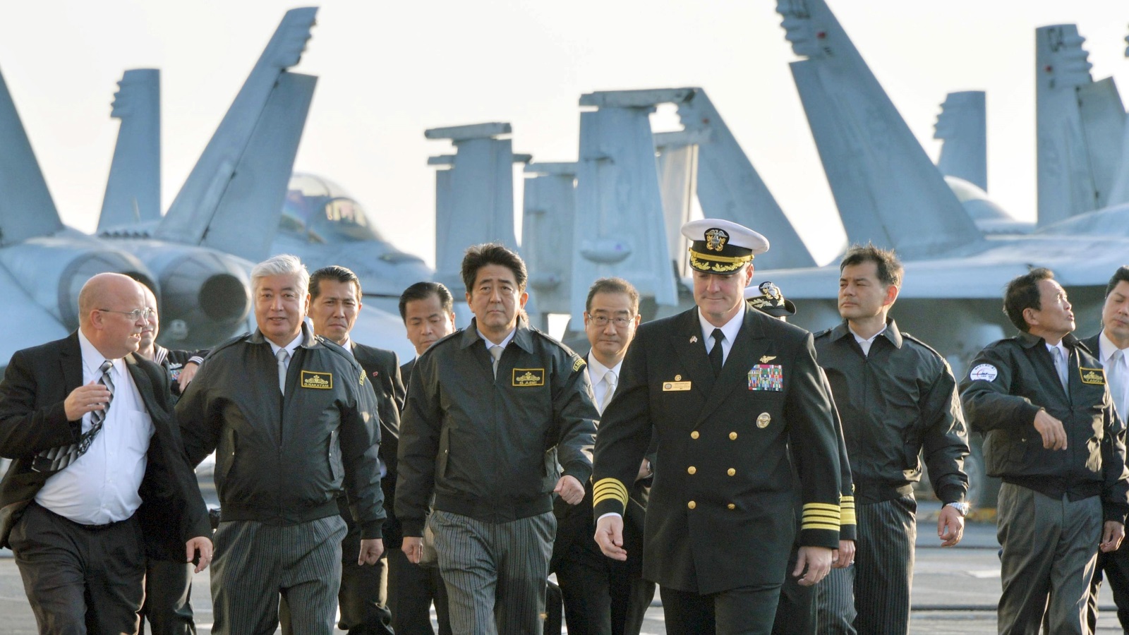 رئيس الوزراء الياباني على متن حاملة الطائرات الأمريكية يو إس إس ريجان