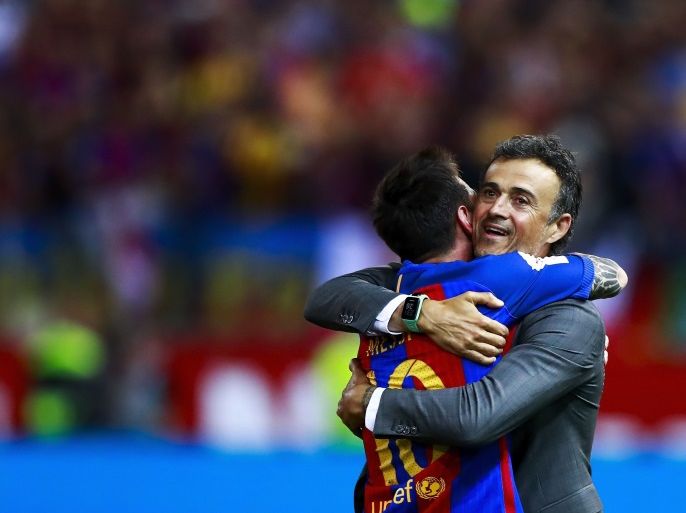 MADRID, SPAIN - MAY 27: Head coach Luis Enrique Martinez (R) hugs his player Lionel Messi (L) after winning the Copa Del Rey Final between FC Barcelona and Deportivo Alaves at Vicente Calderon Stadium on May 27, 2017 in Madrid, Spain. (Photo by Gonzalo Arroyo Moreno/Getty Images)