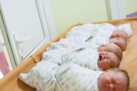 باحثون يحذرون من مخاطر هز الرضع