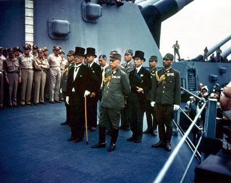 ممثلو الإمبراطور الياباني يعلنون استسلامهم على متن السفينة الأمريكية يو إس إس ميزوري
