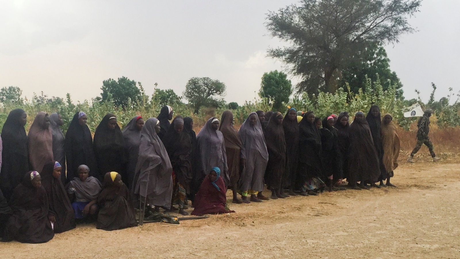 ‪الفتيات الـ82 اللاتي أفرجت عنهن بوكو حرام مقابل خروج عناصرها من سجون السلطات‬ (رويترز)