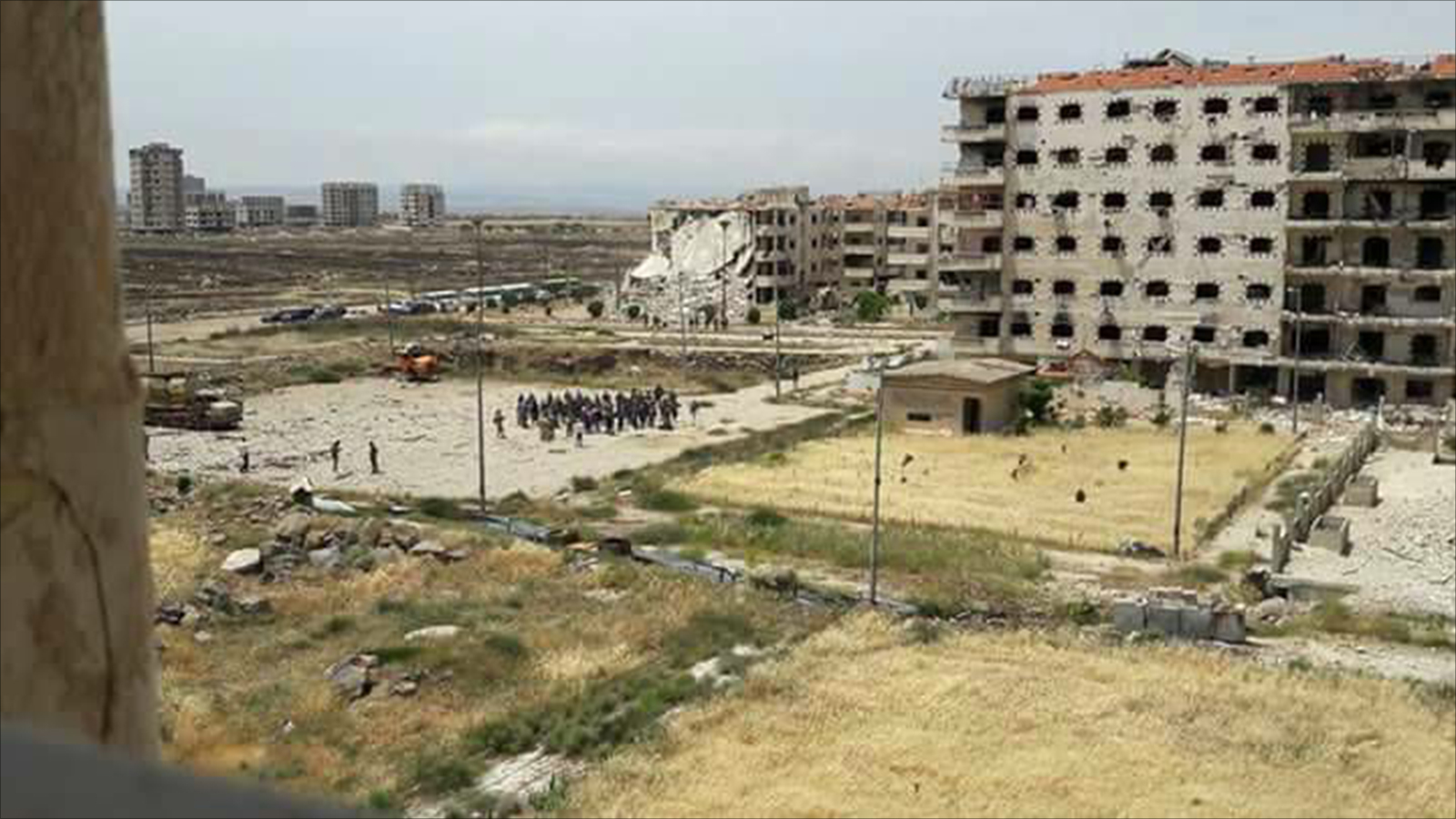 الشرطة العسكرية الروسية تنتشر بحي الوعر في حمص (الجزيرة)