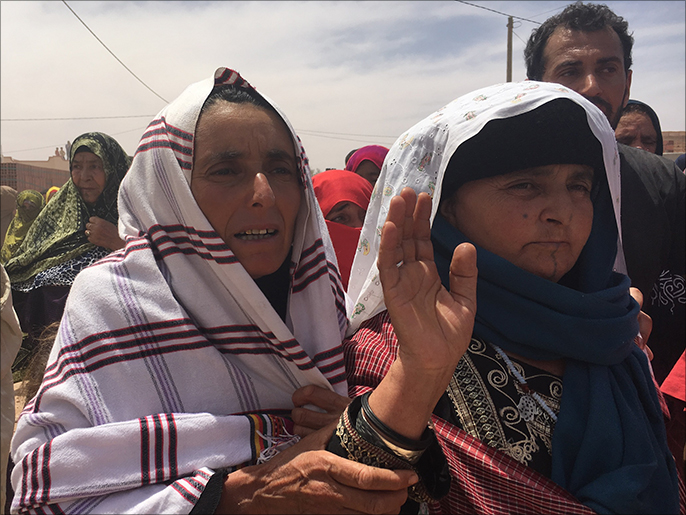 ‪والدة أنور السكرافي ترفع يدها تسليما بقدر فقدان ابنها دعسا بسيارة أمن‬ (الجزيرة)