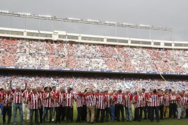 epa05995891 Former Atletico de Madrid players are seen before the start of the legends match held at Vicente Calderon Stadium in Madrid, Spain, in which Atletico de Madrid FC will say goodbye to their stadium. The club will move to the new stadium Wanda Metropolitano on the outskirts of the city next season leaving the Vicente Calderon stadium that was inaugurated back in 1966. EPA/MARISCAL