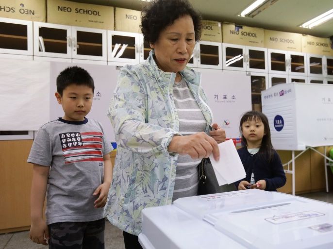 SEOUL, SOUTH KOREA - MAY 09: A South Korean woman cast her vote in a polling station on the presidential election on May 9, 2017 in Seoul, South Korea. Polls have opened in South Korea's presidential election, called seven months early after former President Park Geun-hye was impeached for her involvement in a corruption scandal. (Photo by Chung Sung-Jun/Getty Images)