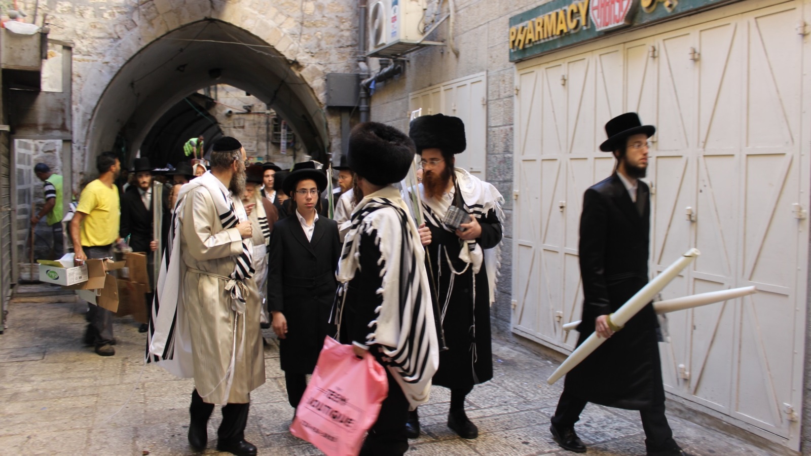 مستوطنون يتجولون بالبلدة القديمة بالقدس في عيد العرش اليهودي 