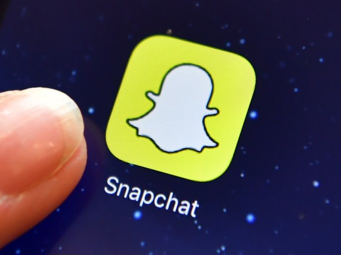 LONDON, ENGLAND - AUGUST 03: A finger is posed next to the Snapchat app logo on an iPad on August 3, 2016 in London, England. (Photo by Carl Court/Getty Images)