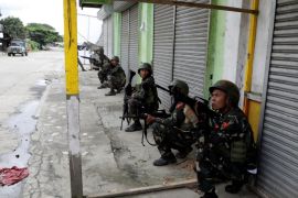 Government soldiers take up positions in front of closed shops in Marawi City, Philippines May 28, 2017. REUTERS/Erik De Castro
