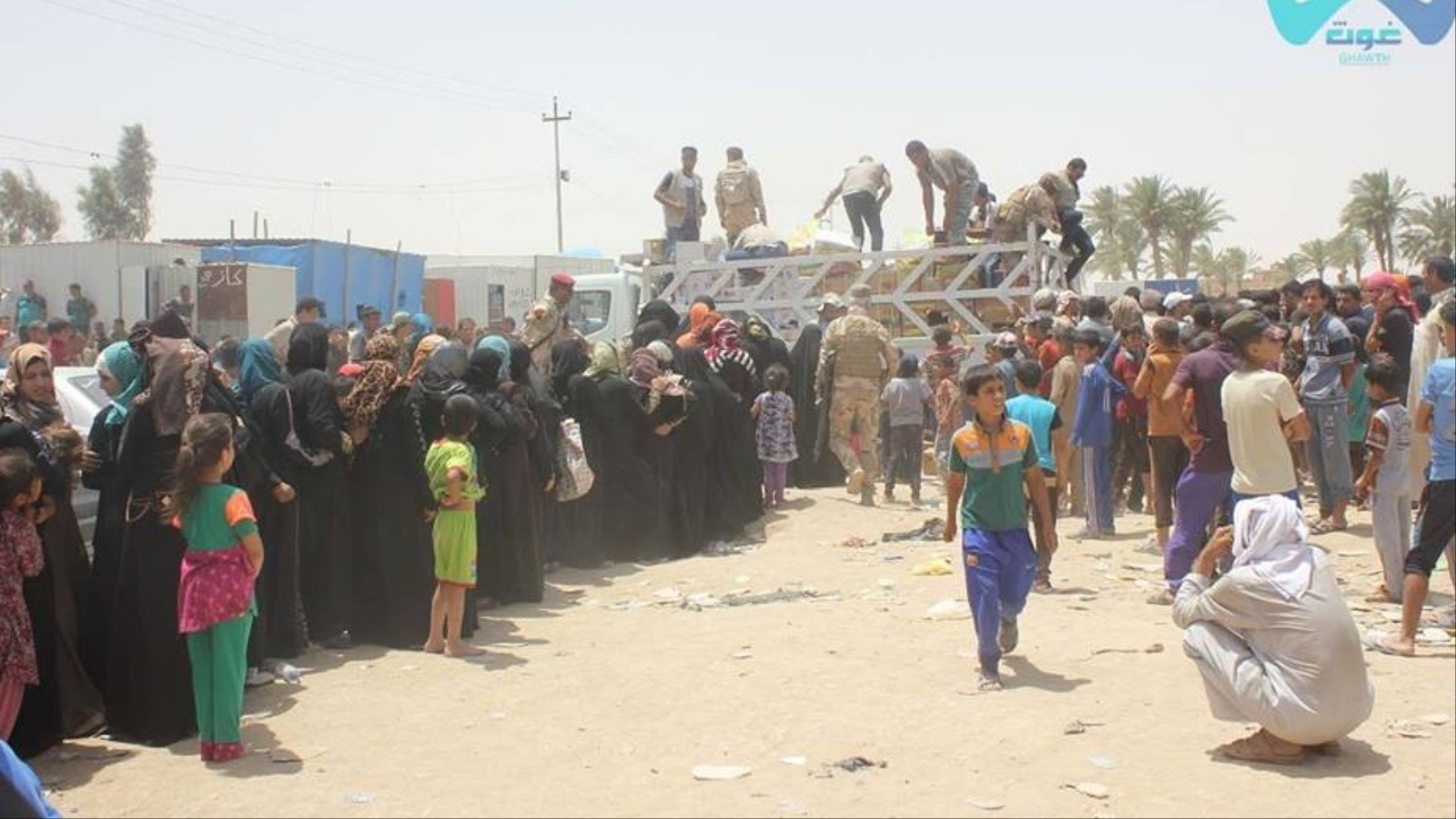 نازحون عراقيون شردهم القتال من محافظة الأنبار على حدود بغداد 