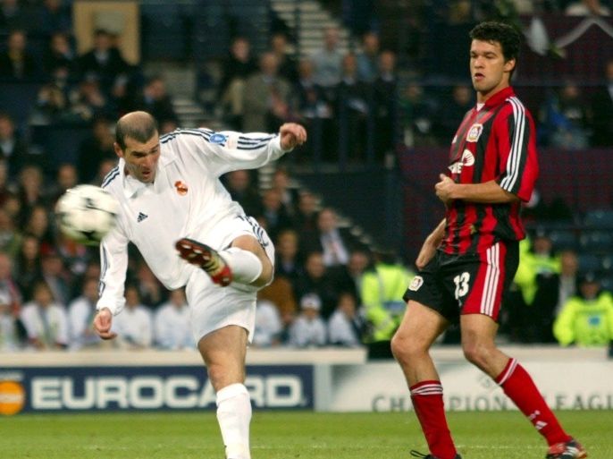 GLG18 - 20020515, GLASGOW, UNITED KINGDOM: Real Madrid's French playmaker Zinedine Zidane (L) shoots on the goal in front of Michael Ballack of Bayer Leverkusen during the Champions League final at Hampden Park stadium in Glasgow, 15 May 2002. EPA PHOTO EPA GERRY PENNY