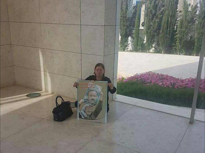صورة من نشطاء.. فدوى البرغوثي زوجة مروان البرغوثي تحمل صورة زوجها وتعتصم بجانب ضريح الرئيس الراحل ياسر عرفات.jpg