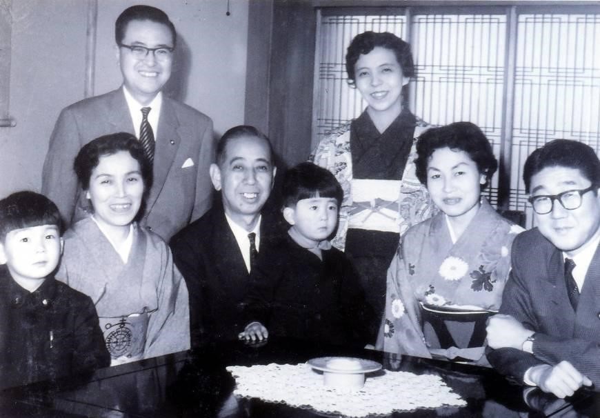 صورة عائلية يجلس فيها الطفل شينزو أبِه -رئيس الوزراء الحالي- بصُحبة جدِّه رئيس الوزراء السابق نوبوسوكِه كيشي، في حين يجلس والده شينتارو أبِه -وزير الخارجية الأسبق- في أقصى اليمين