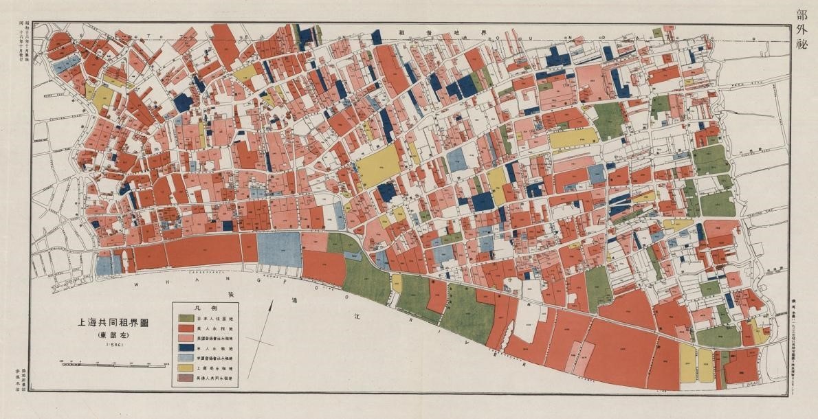 خريطة لمدينة شانغهاي أثناء احتلال اليابان ملوّنة حسب النشاطات المختلفة فيها؛ الأخضر للأحياء اليابانية، والأزرق لمستأجرين أمريكيين، والأحمر لمستأجرين بريطانيين، والأصفر لأراضي المجلس المحلي