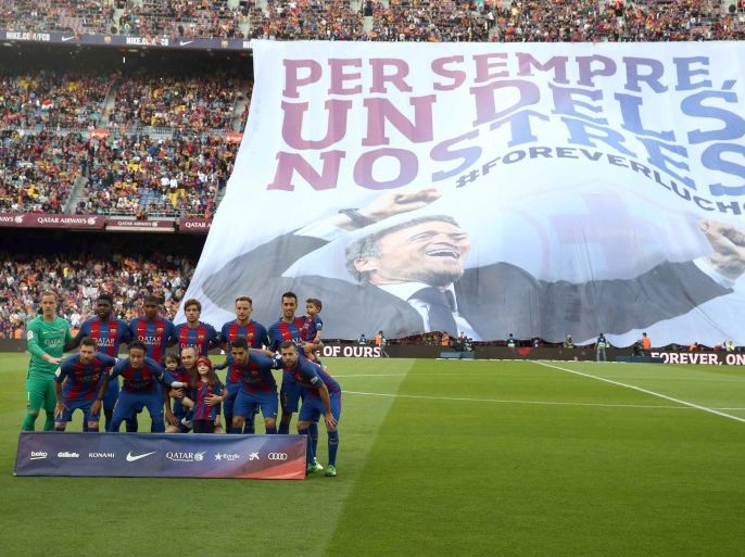 epa05979855 Barcelona's players pose for the official picture in front of the flag in honor to the coach Luis Enrique, before the Primera Division soccer match between FC Barcelona and SD Eibar, held at the Camp Nou, in Barcelona, Spain, on 21May 2017. EPA/Toni Albir