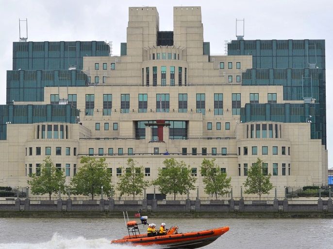 A motorboat passes by the MI6 building in London August 25, 2010. REUTERS/Toby Melville/File Photo