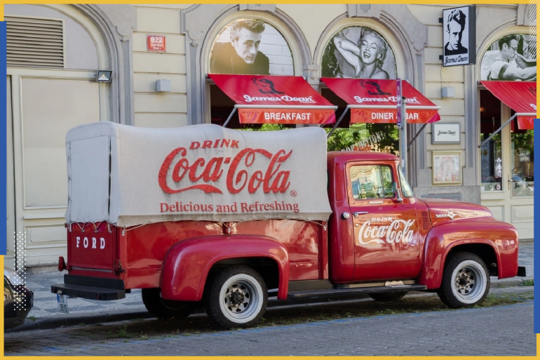 بعد قرابة ثلاثة أشهر فقط من إعلان "كوكا كولا" عن إستراتيجيتها المئوية الكبرى التي تشمل تغيير علامتها التجارية ووصفتها السرية، تراجعت الشركة بالكامل عن هذا القرار الخاطئ (بكساباي)