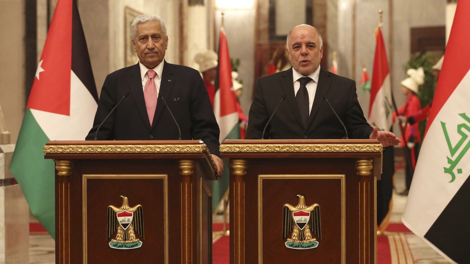 رئيس الوزراء العراقي حيدر العبادي ورئيس الوزراء الأردني السابق عبدالله النسور (رويترز)