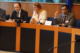 الدكتور علي بن صميخ المري أثناء اجتماعه بأعضاء البرلمان الأوروبي.