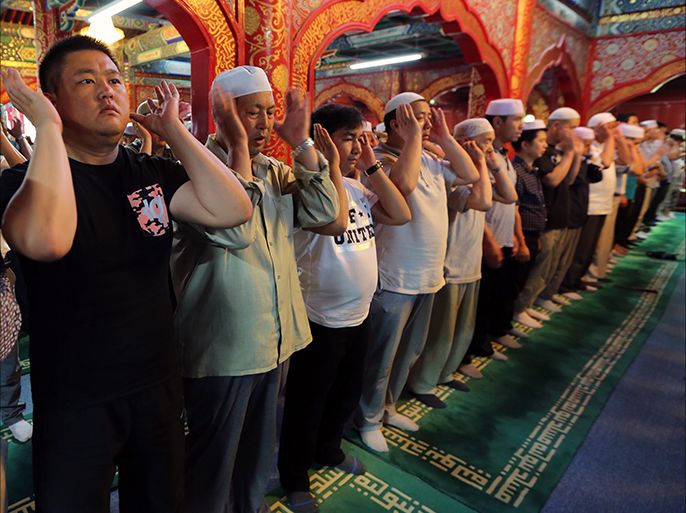 مسلمون صينيون يؤدون فريضة الصلاة في أحد المساجد.
