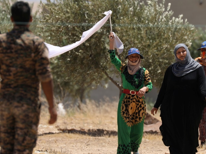 مدنيون يرفعون الراية البيضاء أثناء خروجهم من مناطق سيطرة تنظيم الدولة (رويترز)