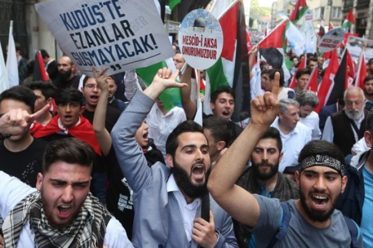 epa06002221 Pro-muslims protesters shout slogans during a 'Free Jerusalem rally' at Istiklal street in Istanbul, Turkey, 31 May 2017,