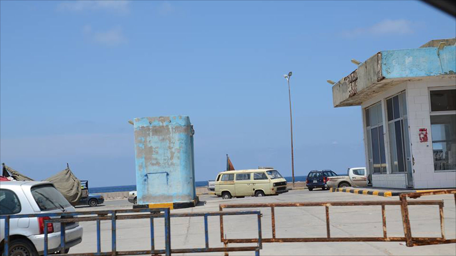 ‪محطة وقود في درنة معطلة جراء الحصار الذي تفرضه قوات حفتر على المدينة‬  (الجزيرة)