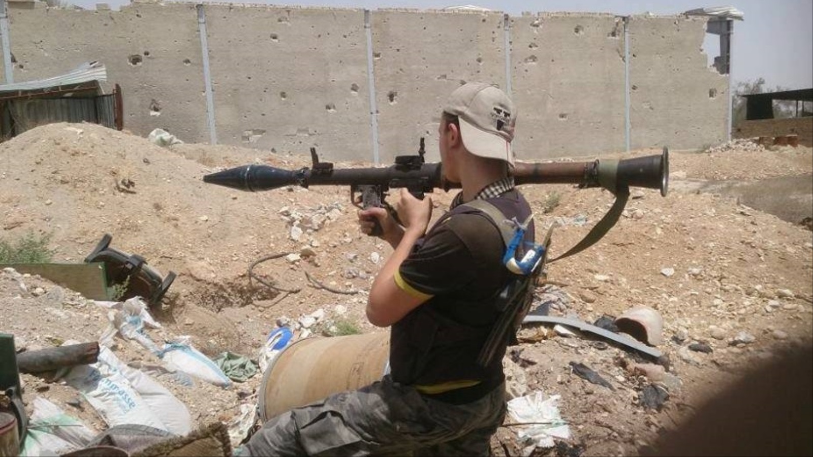 ‪صورة بثتها وكالة مسار برس لأحد عناصر المعارضة في جبهة للمعارك بالغوطة الشرقية‬ (ناشطون)