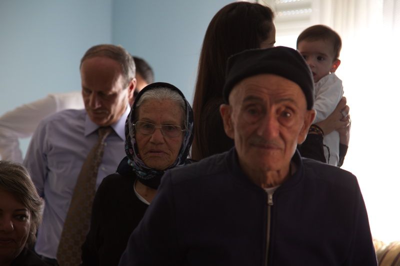 الفيلم يحفل بالحوارات المؤثرة التي بيّنت الوجع الكبير الذي يعيش فيه فلسطينيون عرب تعدّوا الثمانين من العمر