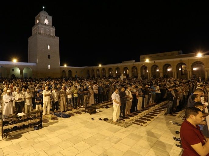 يستمتع المصلون في المسجد بنفحات روحية لا يشعرون بها في أي جامع آخر،