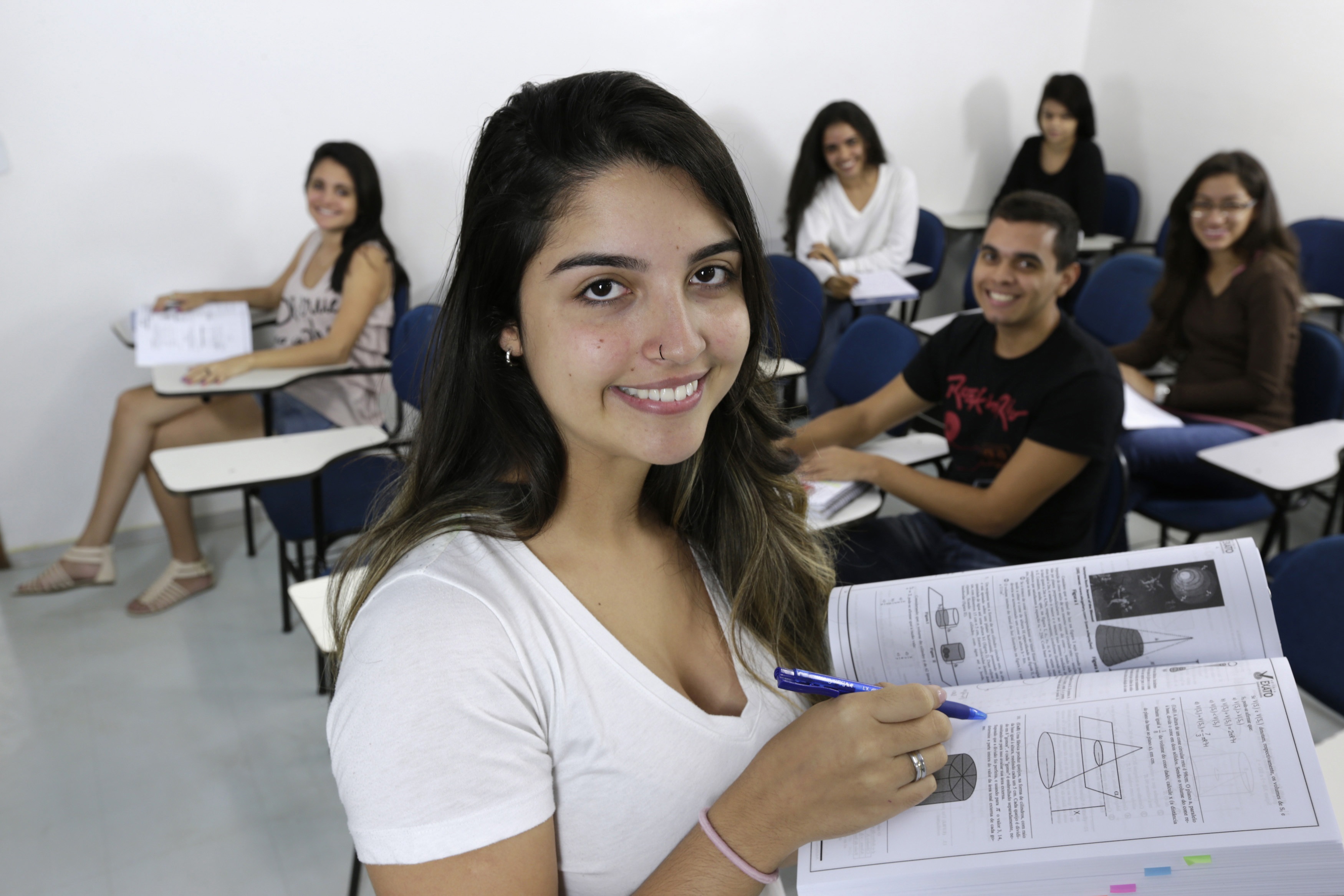 يمكن أن يسعى الطالب للحصول على تمويل خارجي من المؤسسات الدولية التي تساعد الطلبة في رسومهم الدراسية مثل: مؤسسة روتاري، ومنظمة زونتا (رويترز)
