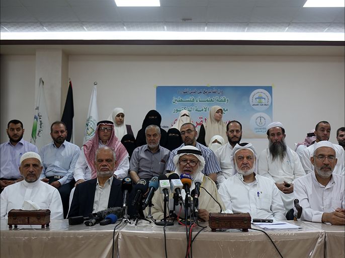 وقفة لعلماء دين في غزة تضامناً مع القرضاوي