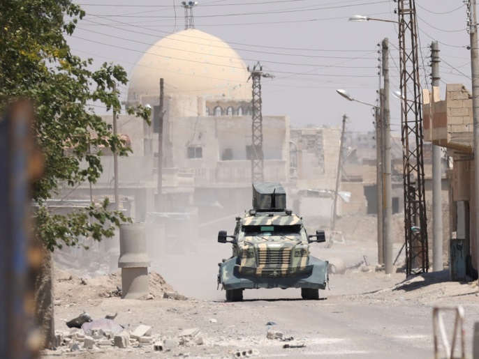 سيارة عسكرية تابعة لقوات سوريا الديمقراطية تمشط أحد شوارع الرقة الغربية 