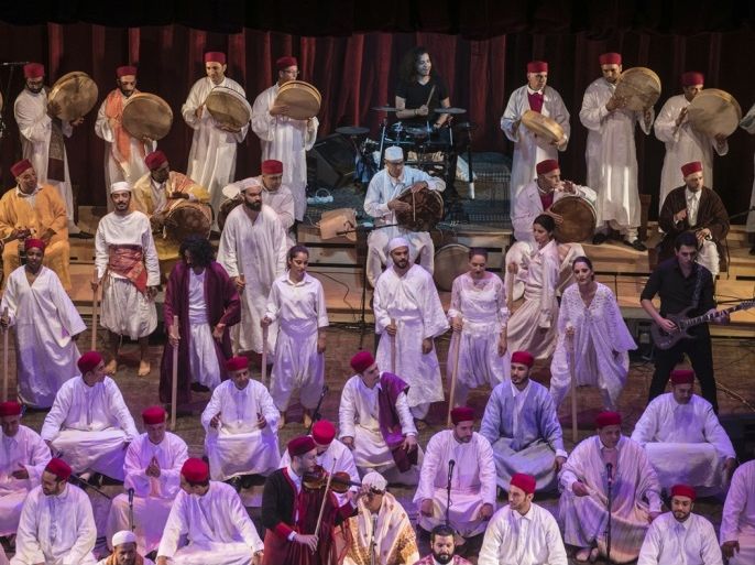 شهد المسرح البلدي بالعاصمة التونسية عرض "الحضرة 2" للموسيقى الصوفية الشعبية ممزوجة هذه المرة بموسيقى الروك، وسط إقبال جماهيري كبير. وتمتزج في عرض الحضرة الأغاني والأناشيد الصوفية بمقطوعات موسيقية غربية.