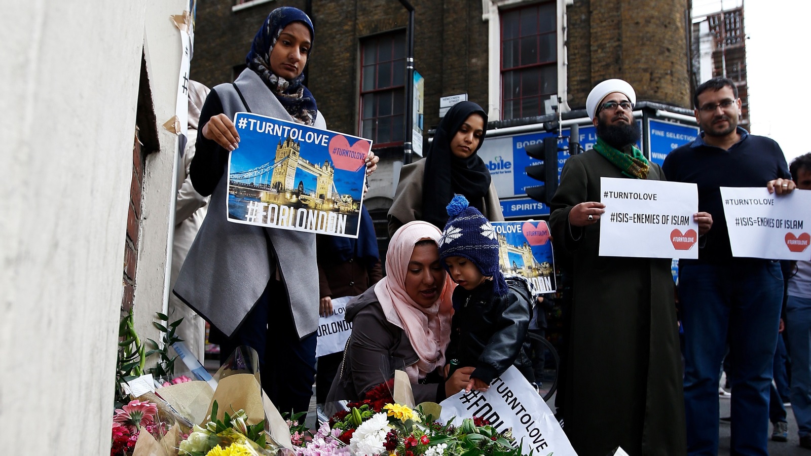 ‪مسلمو بريطانيا يتعاطفون مع ضحايا هجوم جسر لندن‬ مسلمو بريطانيا يتعاطفون مع ضحايا هجوم جسر لندن (رويترز)