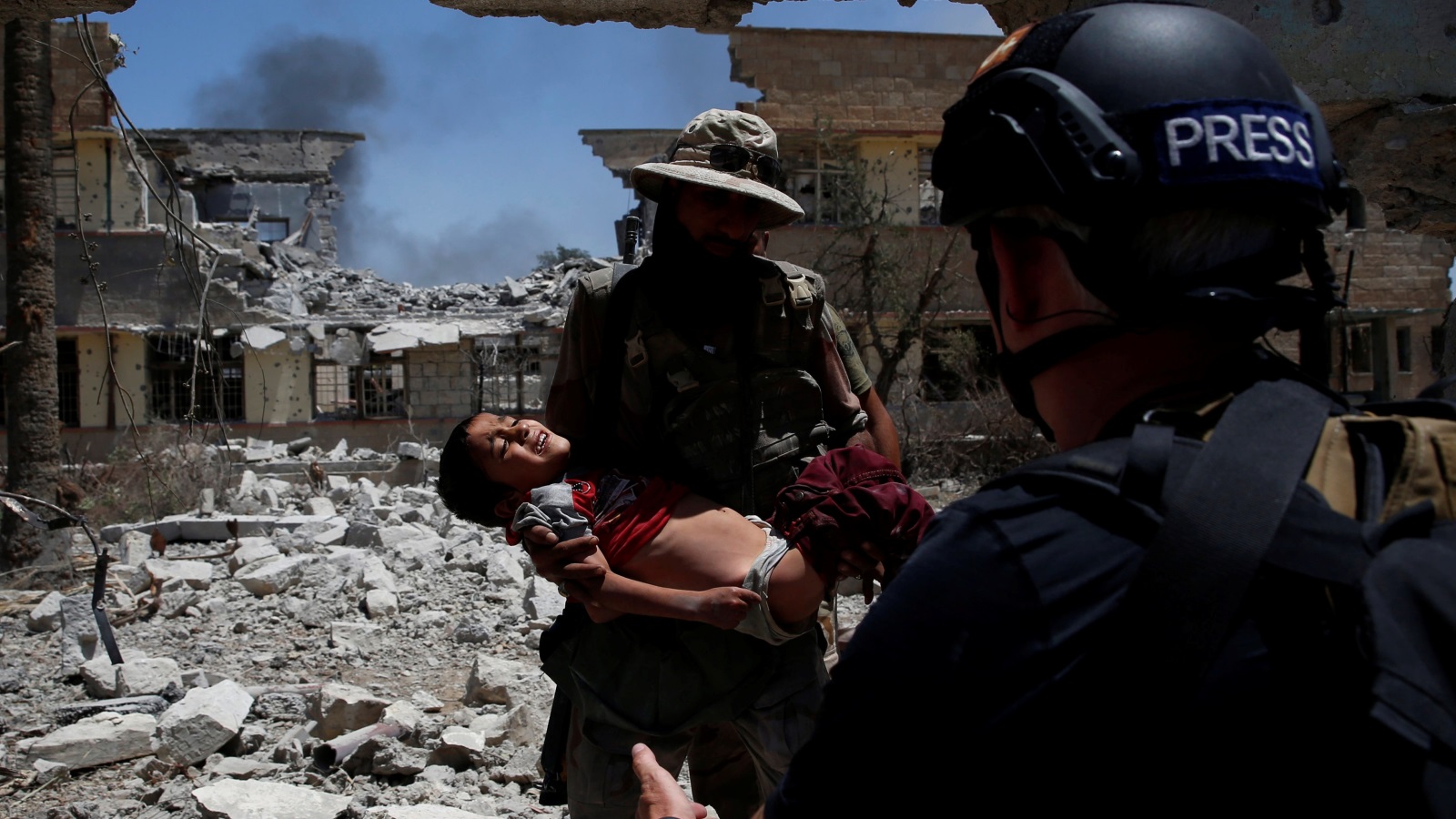 أحد الأطفال الناجين من القصف على غربي الموصل (رويترز)