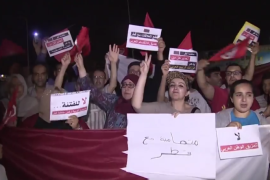 عشرات التونسيين شاركوا في وقفة أمام السفارة القطرية بالعاصمة تونس تضامنا مع قطر