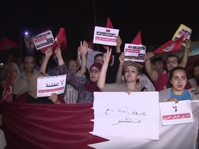 عشرات التونسيين شاركوا في وقفة أمام السفارة القطرية بالعاصمة تونس تضامنا مع قطر