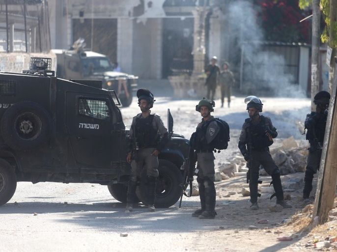 أصيب عدد من الفلسطينين بجراح جزاء إطلاق قوات الاحتلال النار عليهم عقب اقتحامها قرية دير ابو مشعل شمال رام الله