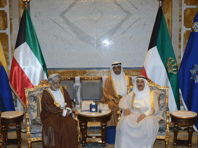 التقى اليوم أمير الكويت بالوزير المسؤول عن الشؤون الخارجية العمانية الذي يزور الكويت حاليا على رأس وفد عماني