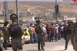 آلاف الفلسطينيين يتوجهون من مختلف أنحاء الضفة الغربية إلى القدس لأداء صلاة الجمعة في المسجد الأقصى