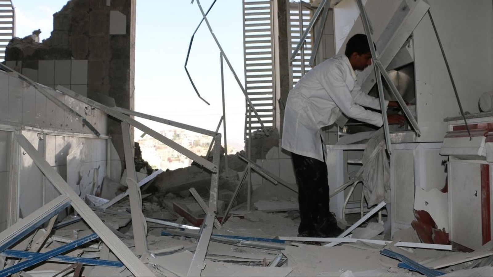 ‪عدد من مستشفيات تعز تعرضت لأضرار جراء قصف مباشر‬ (الأناضول-أرشيف)