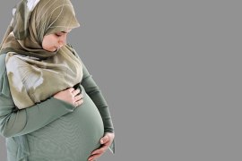 ينصح الخبراء الحامل والمرضعة باتخاذ التدابير والإجراءات اللازمة عند صيام شهر رمضان.، المصدر: مؤسسة حمد الطبية، الصورة حجم 1280 في 1600 مستخدمة كغلاف لقضايا صحة