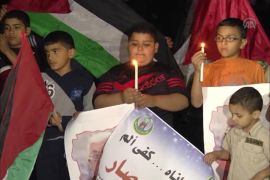أطفال يتظاهرون بالشموع احتجاجا على أزمة الكهرباء بغزة