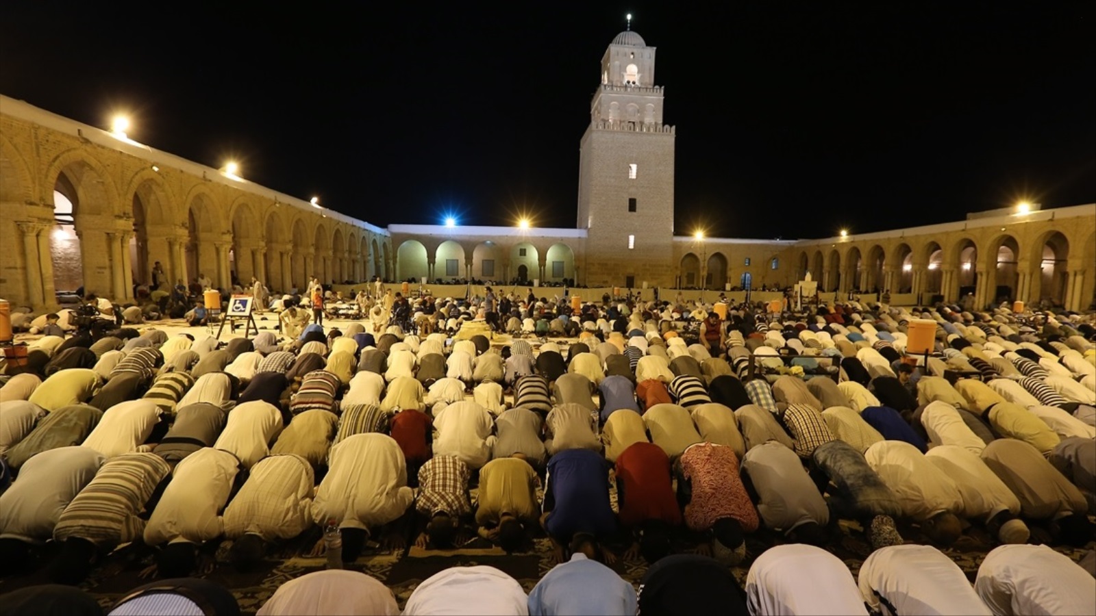 يشد آلاف المصلين التونسيين خلال شهر رمضان الرحال إلى جامع عقبة بن نافع لأداء صلاة التراويح (الأناضول)